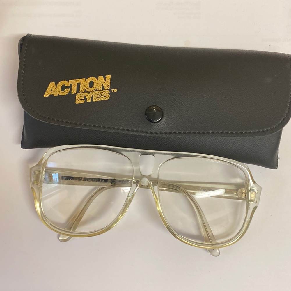Vintage Safety glasses 1970’s in original case. Excellent condition.